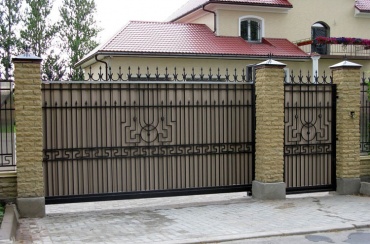 Откатные ворота кованые с калиткой