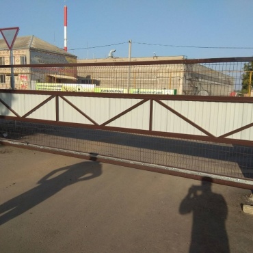 Ворота промышленные откатные белого цвета 4000x2500